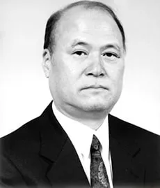 Yoshikazu Akahane fekete-fehér portréja, öltönyben