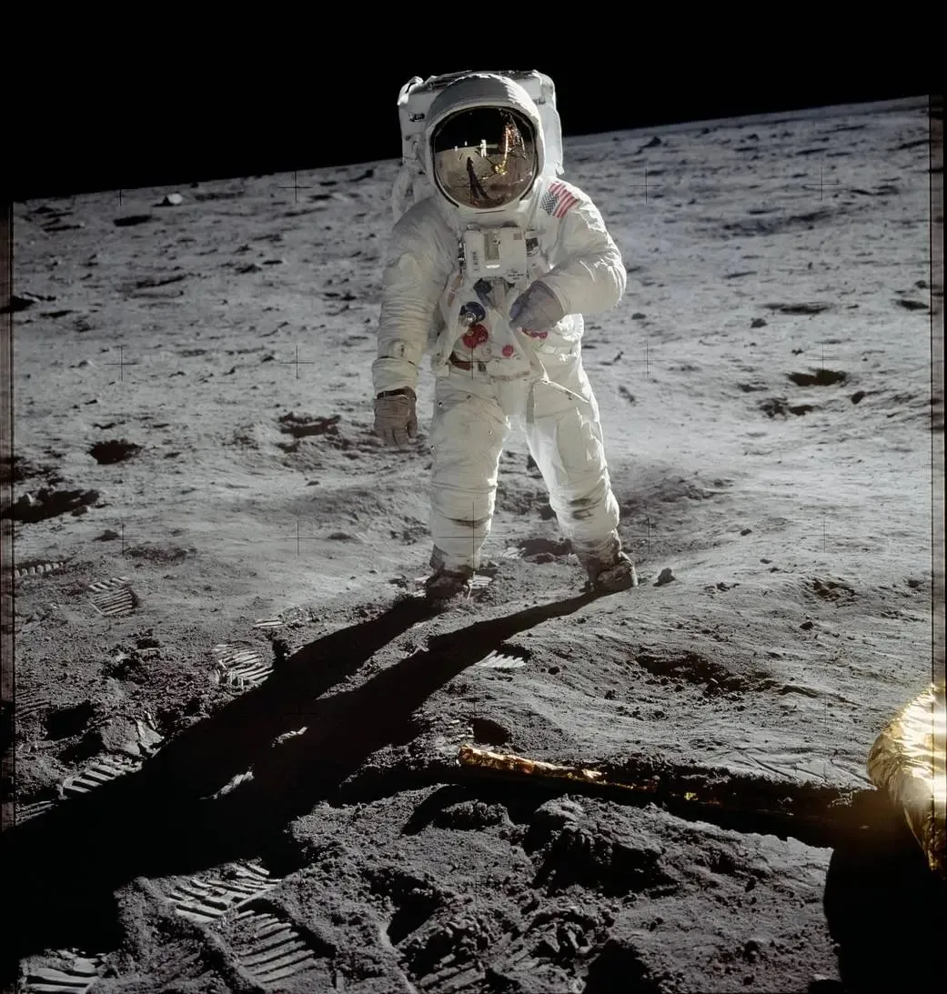 Buzz Aldrin szkafanderben a Hold felszínén, a leszállóegység árnyékában