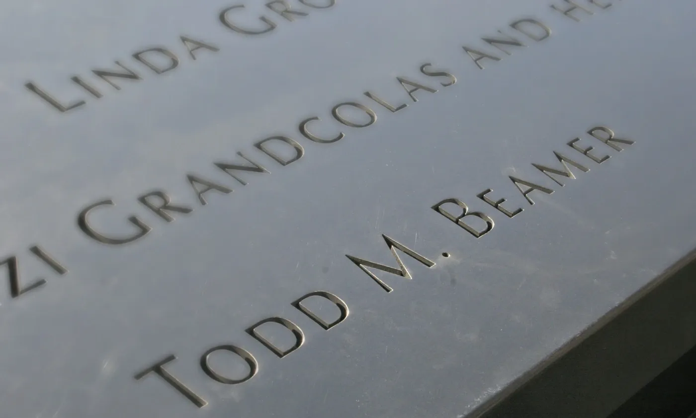Todd M. Beamer neve a New York-i szeptember 11-i emlékmű fém névpaneljén, Brian Soergel 2014-es fényképén.