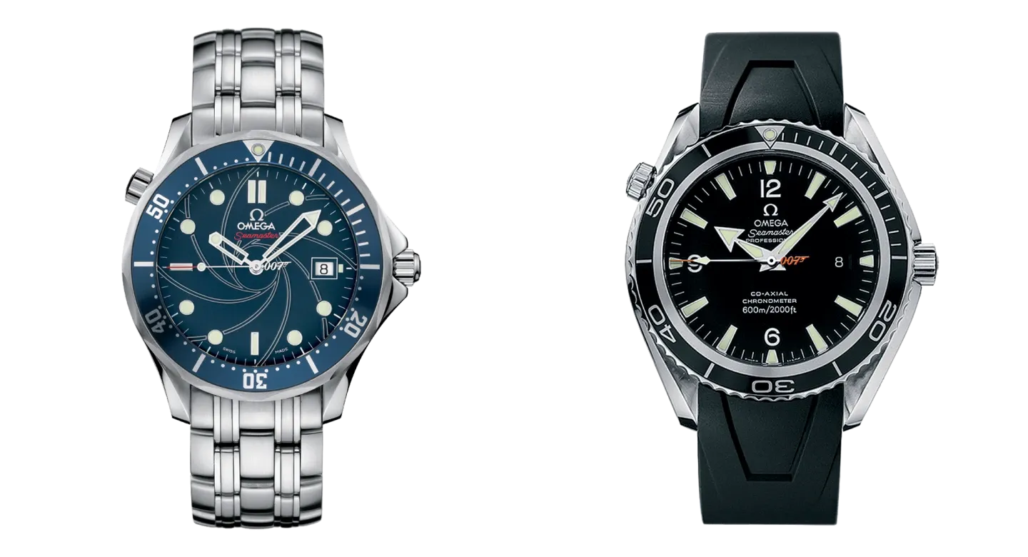 A 2006-os kék Omega Diver 300M és fekete Planet Ocean Casino Royale különkiadás egymás mellett, átlátszó háttéren