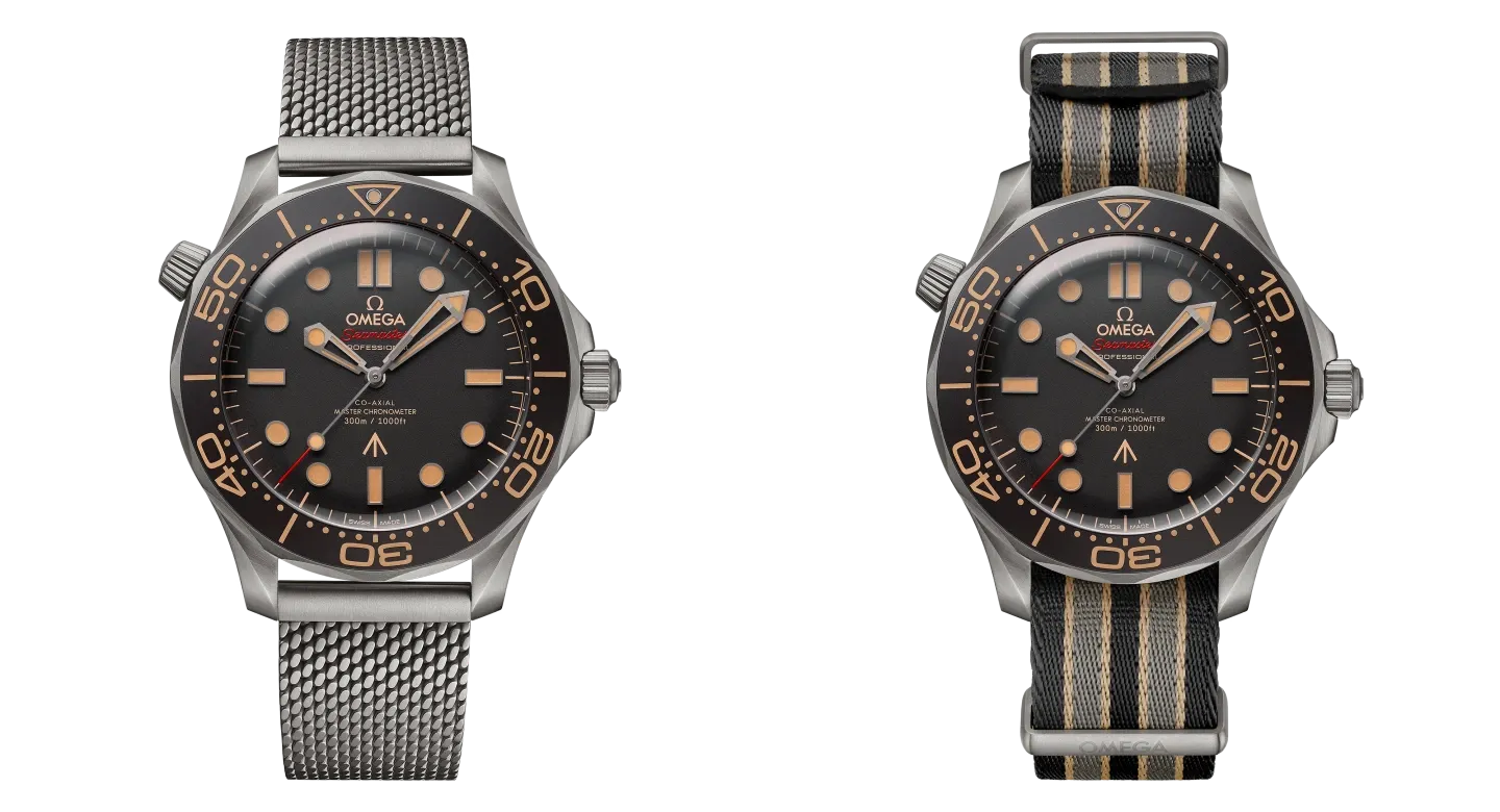 A No Time To Die Omega Seamaster 007 Edition titán mesh csatos és csíkos NATO-szíjas változata, átlátszó hátterű gyártói képeken