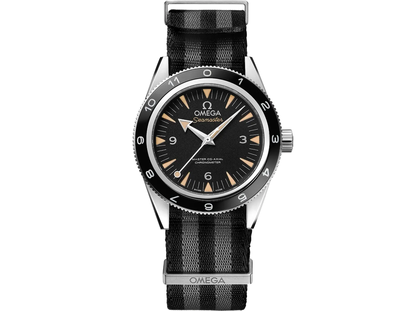 A 2015-ös Seamaster 300 SPECTRE eredeti termékfotója, fekete-szürke NATO-szíjjal és tizenkét órás lünettával