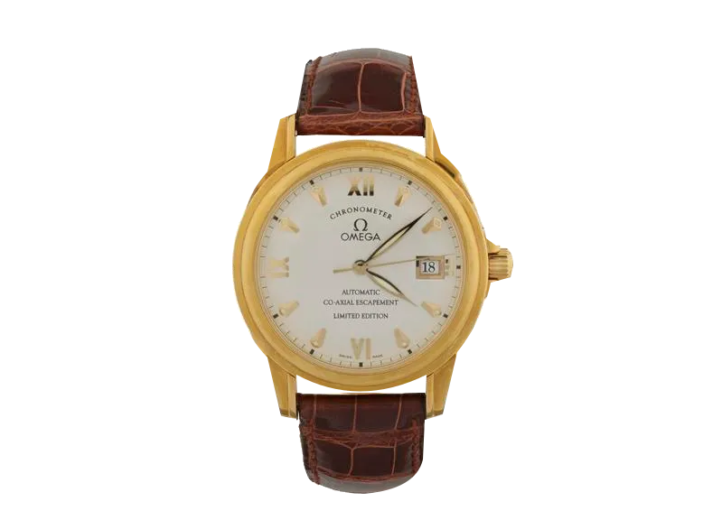 Az 1999-es arany Omega De Ville Co-Axial, világos számlappal és barna bőrszíjjal, átlátszó háttéren.