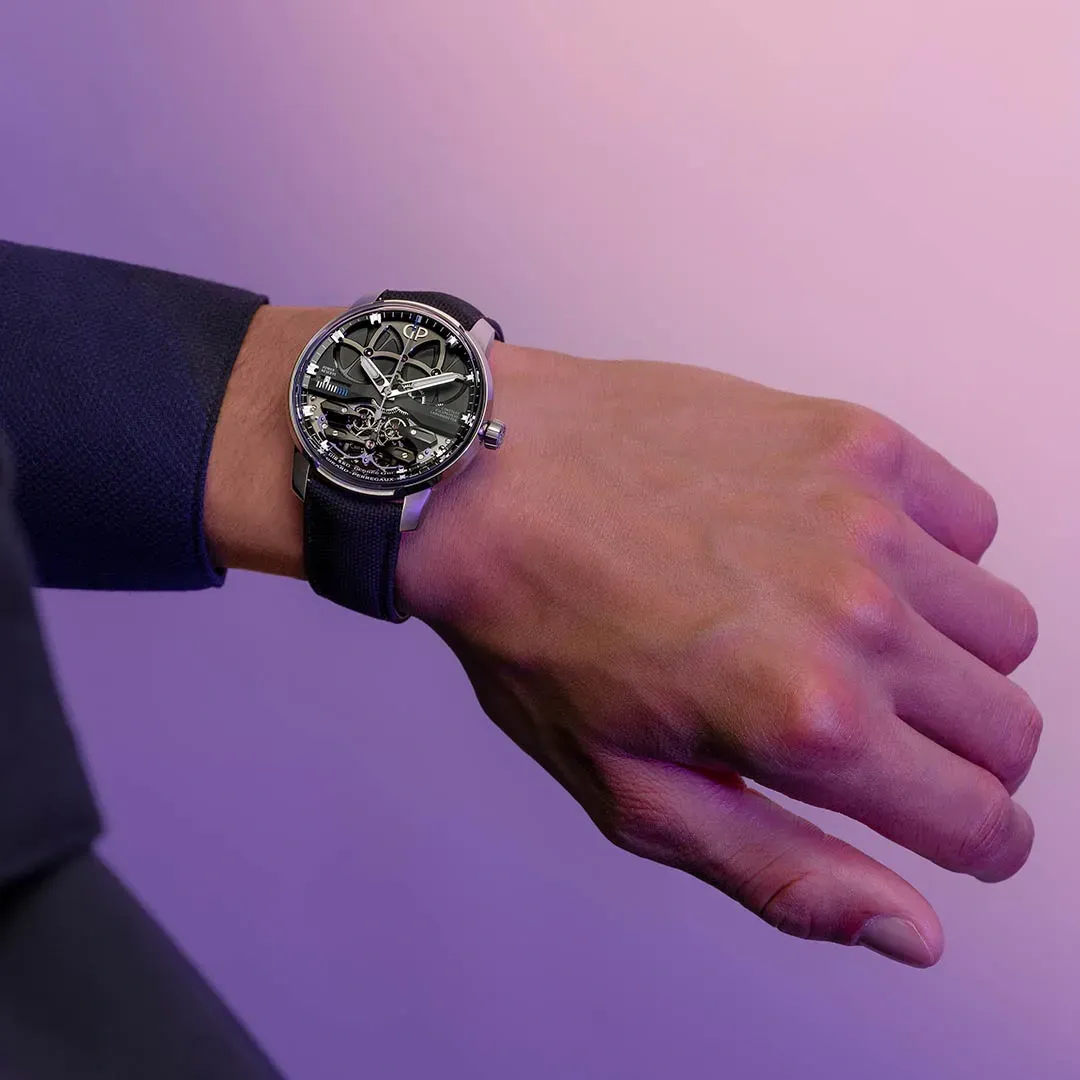A titán Neo Constant Escapement a Girard-Perregaux gyári csuklófotóján, sötét zakóujj mellett.