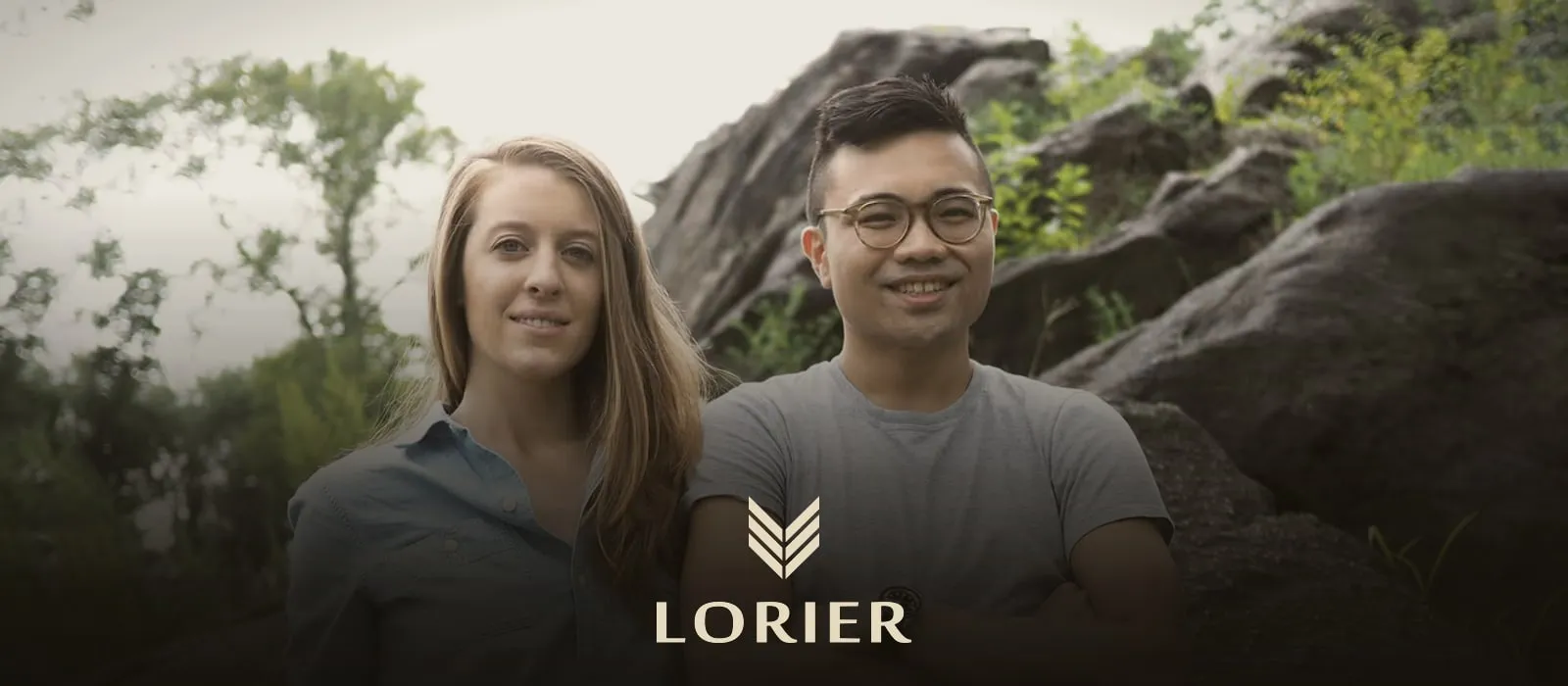 Lauren és Lorenzo Ortega, a Lorier alapítói egy sziklás parkrészletben; a kép alján a márka jele és LORIER felirata