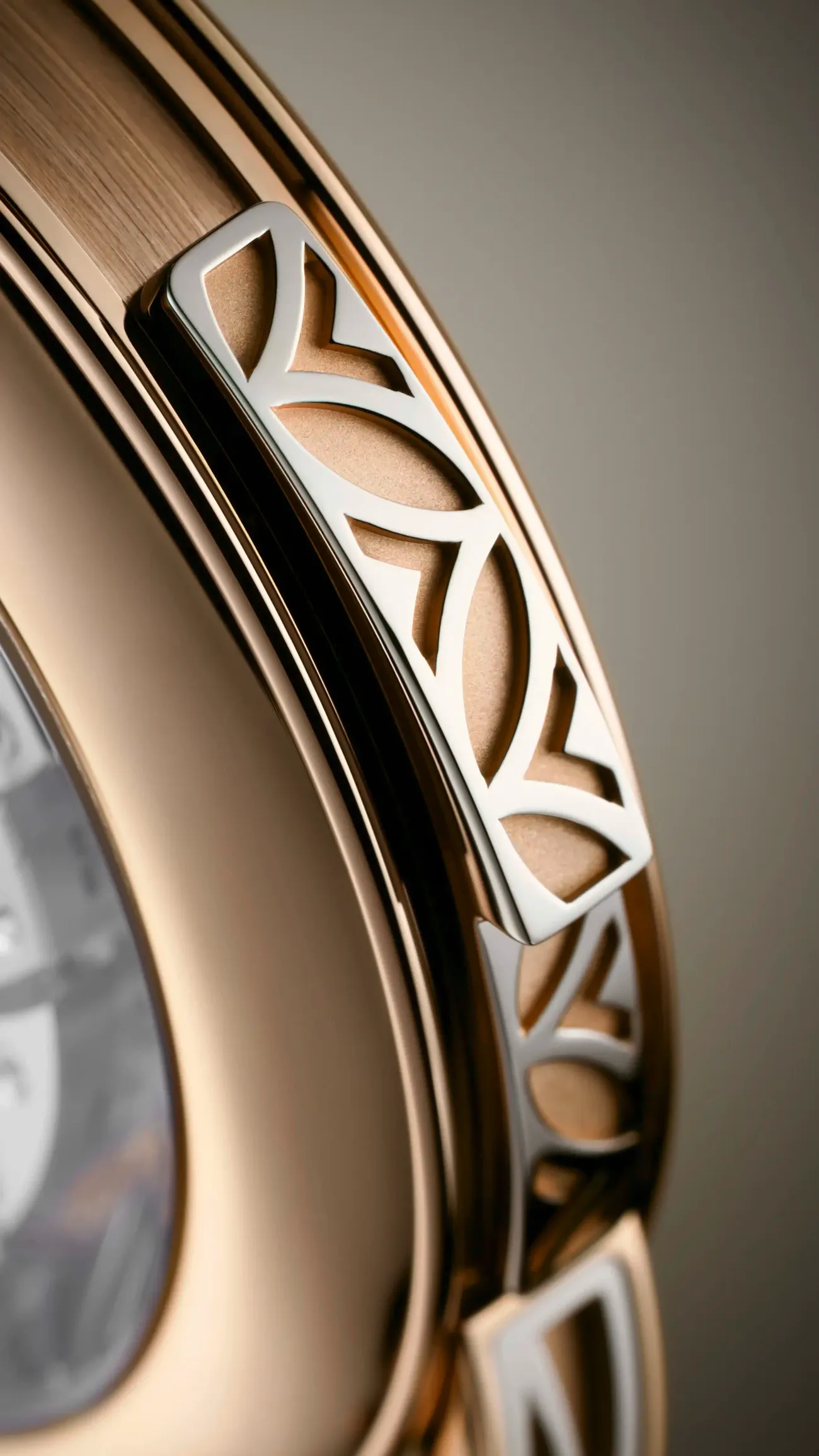 A percütőt indító csúszka a Patek Philippe 5303R tokján