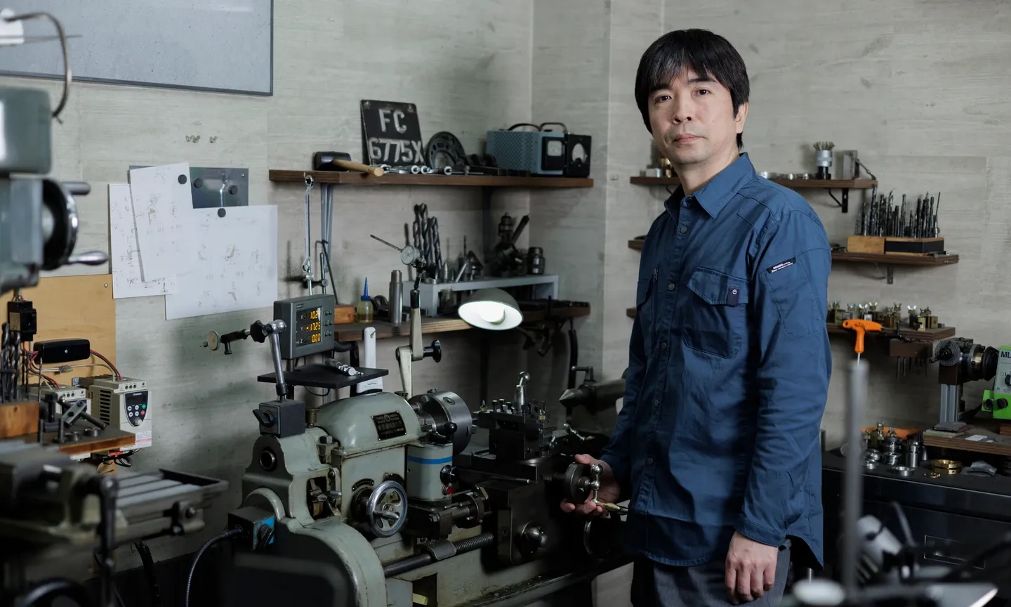 Jiro Katayama a gépekkel és szerszámokkal berendezett műhelyében