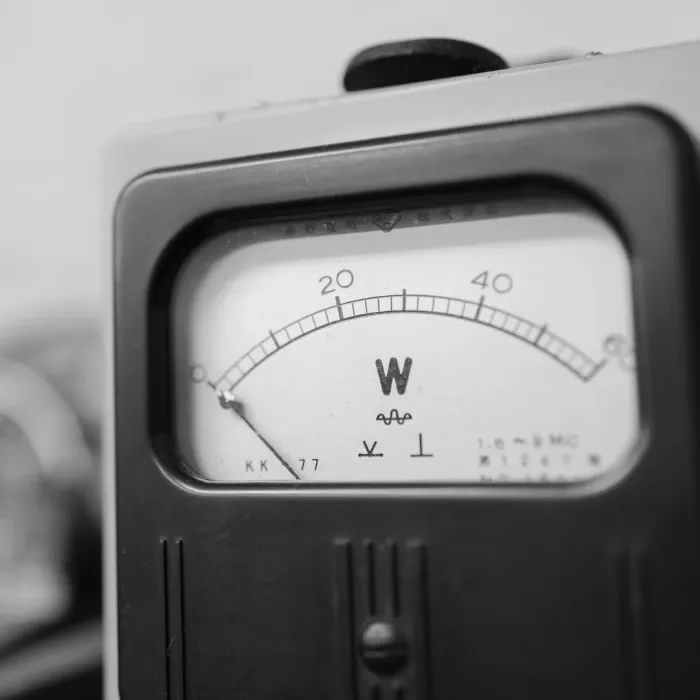 Régi analóg elektromos mérőműszer íves skálával a márka inspirációs fotói közül