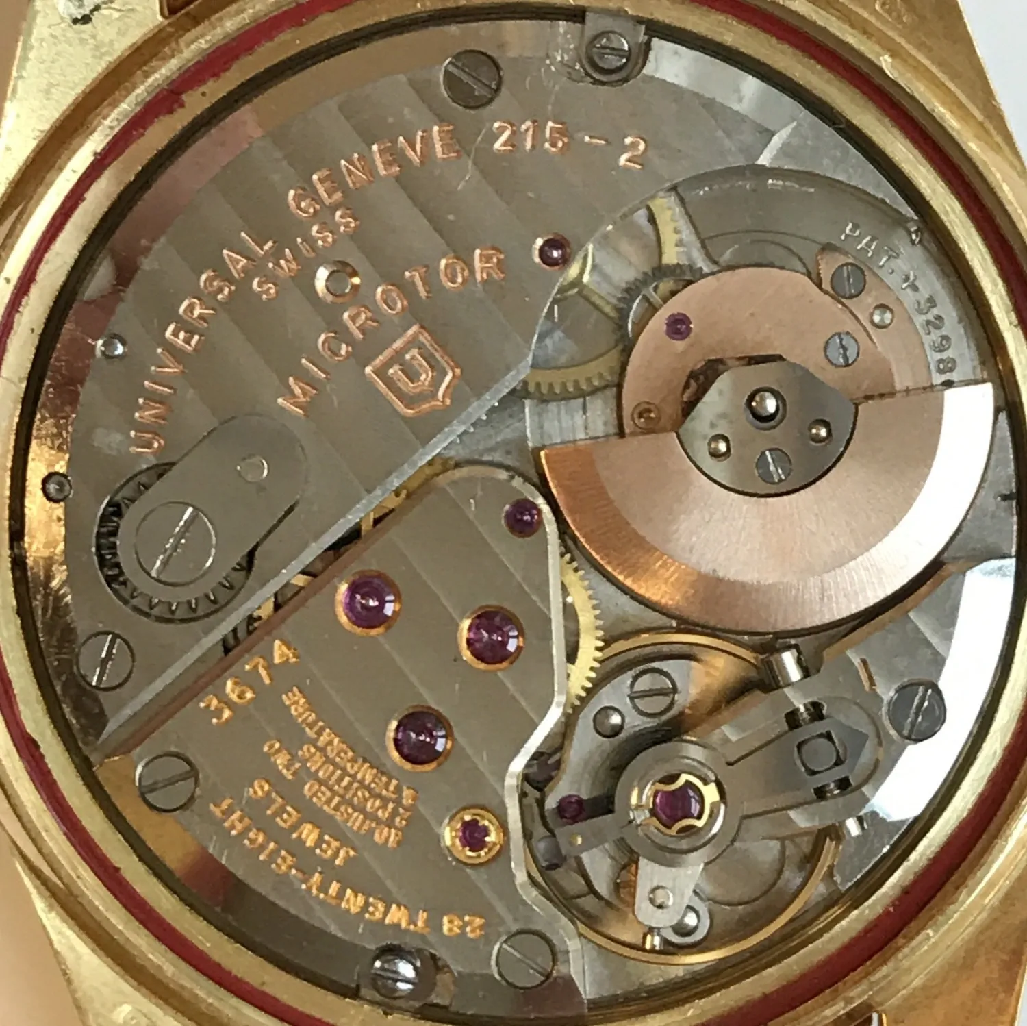 Universal Genève 215-2 Microtor szerkezet közeli képe, jobb felül a hidak közé süllyesztett kis rotorral.