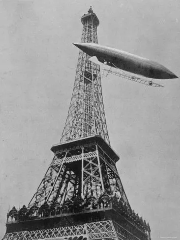 A 6-os léghajó az Eiffel-torony körül