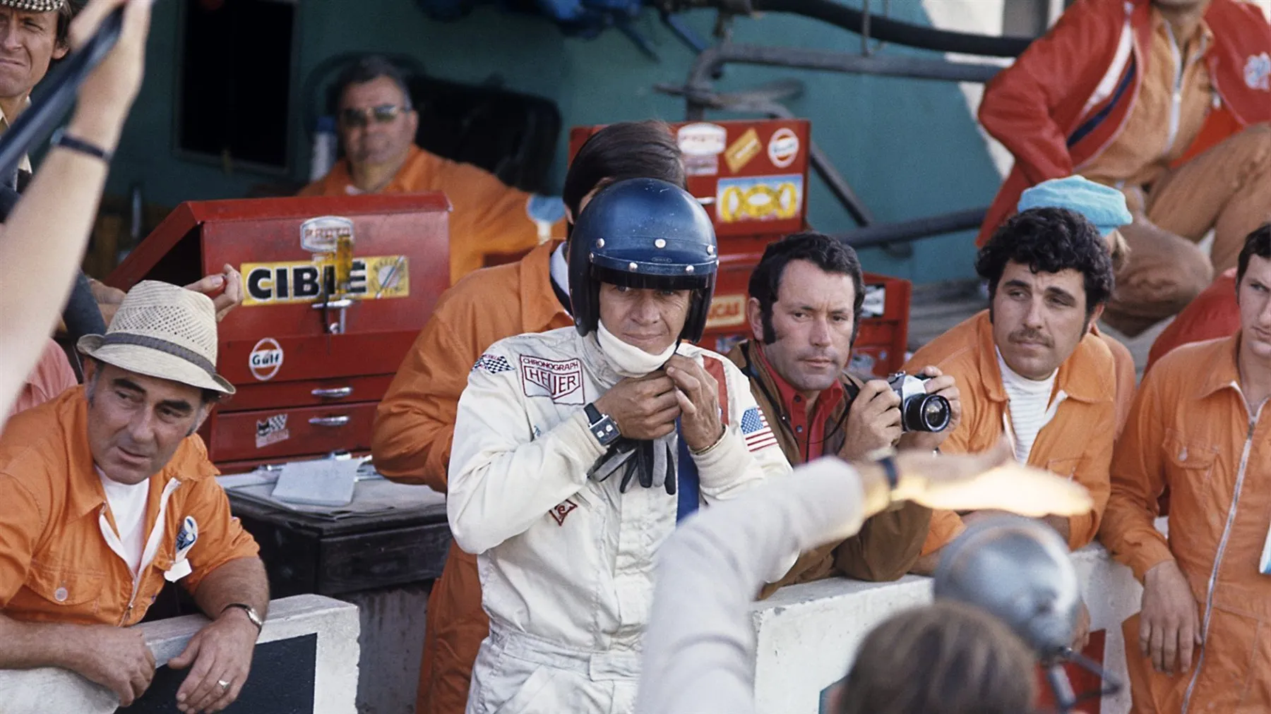 Steve McQueen a Le Mans forgatásán, Monacóval a csuklóján