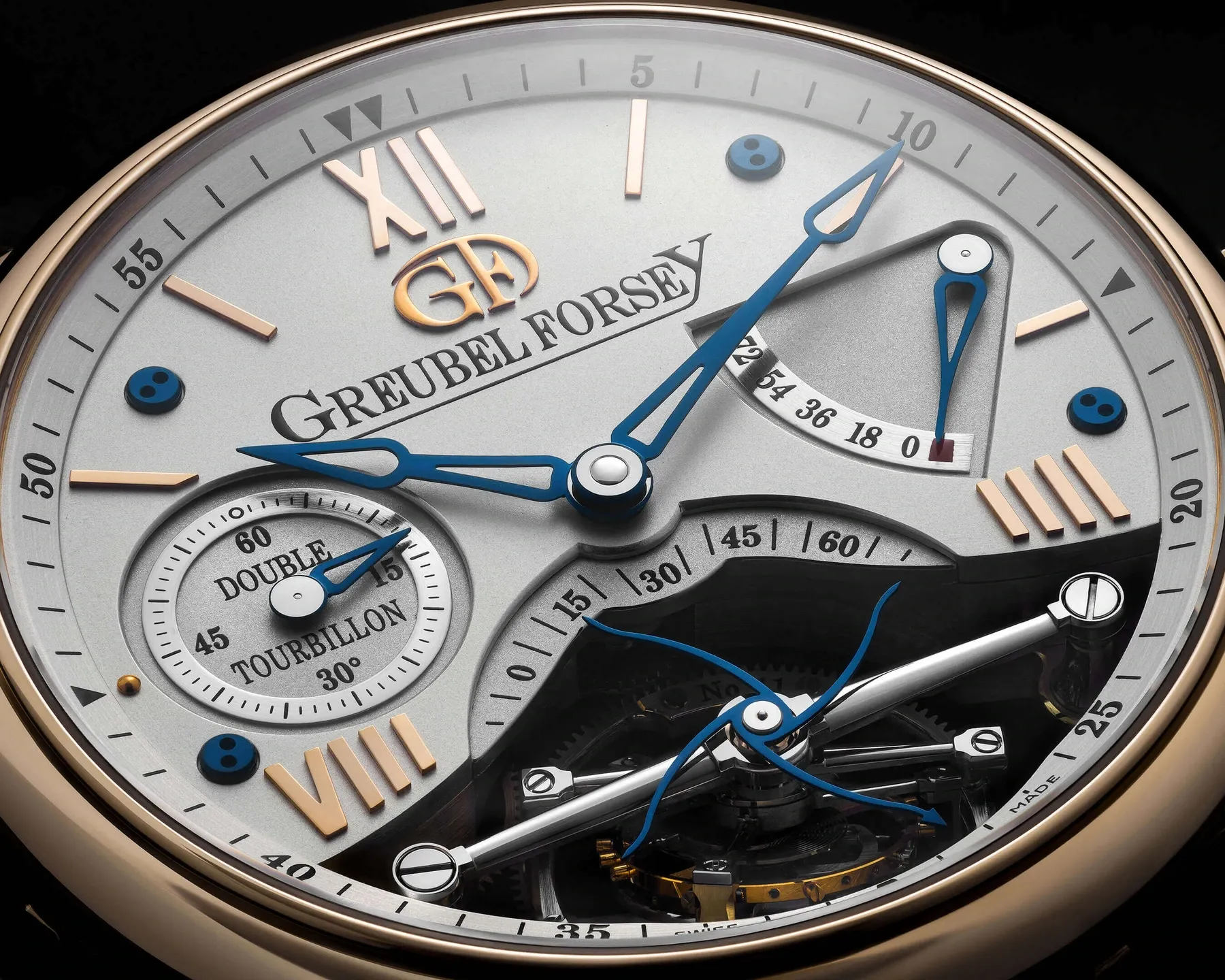 A Greubel Forsey Double Tourbillon 30° közeli számlapnézete, alul a két egymásba épített ketreccel.